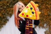 Pizza Cat Kissen mit Darja Flashback als Model